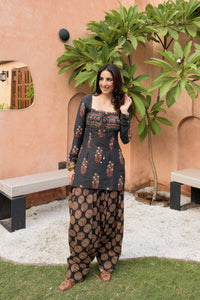 Kaala Doriyan Farshi Salwar Set - side angle